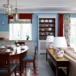Lámparas sobre una mesa detrás de un sofá