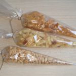 Vierta maní y papas fritas en bolsas