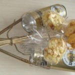 Conectamos cuchillos en brochetas con ramitas