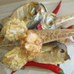 Ponemos pimienta en brochetas y agregamos a la composición