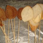 Cortar el pan y poner brochetas