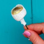 Envuelve el caramelo y pégalo al cable