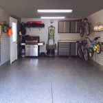 Bolas en un estante