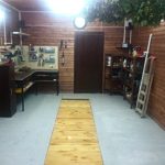 La lámpara encima de la puerta