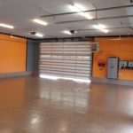 Recubrimiento naranja en las paredes