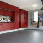 Muebles rojos en la pared.