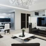 Cocina blanca con delantal negro