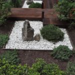 Senderos de madera en el jardín de flores.