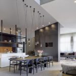 Luces colgantes sobre la mesa del comedor