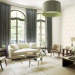 Cortinas grises en las ventanas