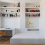 Mesa junto a la cama