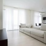 Cortinas brillantes en la sala de estar