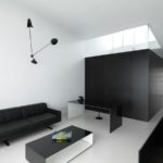 Sofá oscuro en una sala blanca