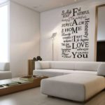 Interior con inscripciones en la pared.