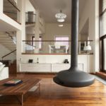 Interior con chimenea de isla.
