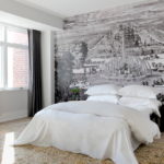 Cortinas oscuras en un dormitorio blanco