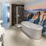 Cabina de ducha al lado del baño