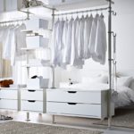 Luces colgantes junto a la cama