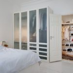 Puertas blancas en el dormitorio