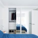 Interior con mueble espejo