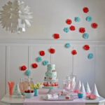 Flores de papel en la pared