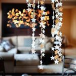 Una guirnalda de estrellas en la sala de estar