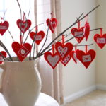Ramas con corazones en una jarra