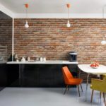 Sillas brillantes alrededor de la mesa