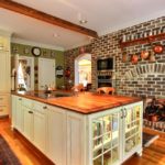 Cocina con mesa de isla