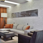 Pintura gris en la pared blanca