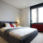 Luces colgantes junto a la cama