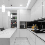 La combinación de un delantal negro y muebles blancos.