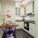Muebles de cocina brillantes con encimeras oscuras.