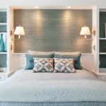 Lámpara sobre la cama