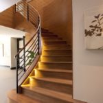 Escalera de barandilla alta