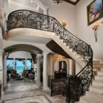 Interior con columnas