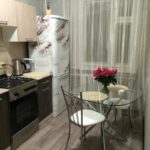 Mesa de cristal en la cocina.
