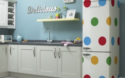 Cómo pegar un refrigerador con una película autoadhesiva