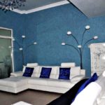 Muebles blancos en la sala de estar