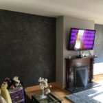 TV sobre la chimenea