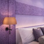 Lámpara de pie en el dormitorio