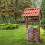 Mesa y bancos debajo de los arboles