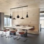 Lámparas colgantes sobre la mesa