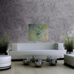 Mesa sobre las bolas junto al sofá