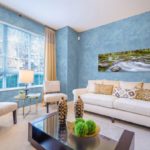 Sala de estar con paredes azules