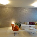 Sofá blanco en la sala de estar