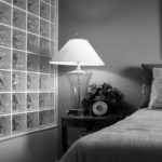 Reloj sobre la mesa junto a la cama