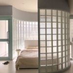 Dormitorio de piso claro