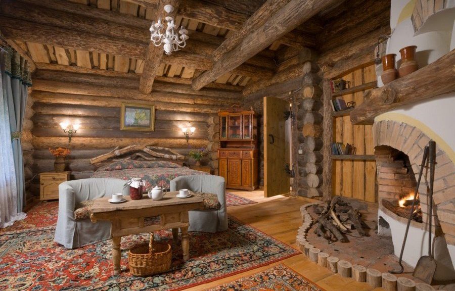 Casa de fusta al seu interior