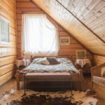 Esconderse junto a la cama
